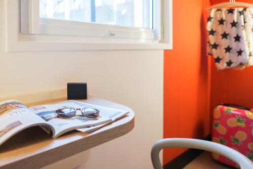 Habitación Estándar con 2 camas individuales y 1 litera del hotel ibis budget Amsterdam Airport. Foto 4