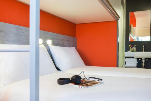 Habitación Estándar con 2 camas individuales y 1 litera del hotel ibis budget Amsterdam Airport. Foto 5