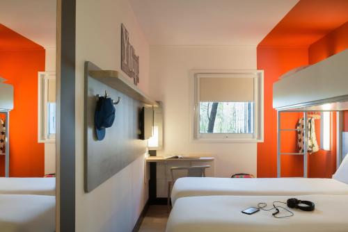 Habitación Estándar con 2 camas individuales y 1 litera del hotel ibis budget Amsterdam Airport. Foto 7