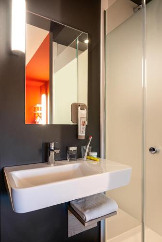 Habitación Doble Estándar - 2 camas del hotel ibis budget Amsterdam Airport. Foto 1