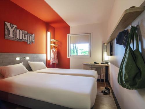 Habitación Doble Estándar - 2 camas del hotel ibis budget Amsterdam Airport. Foto 3