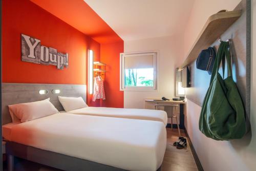 Habitación Doble Estándar - 2 camas del hotel ibis budget Amsterdam Airport. Foto 4