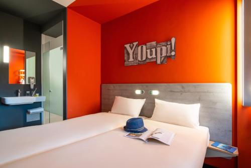 Habitación Doble Estándar - 2 camas del hotel ibis budget Amsterdam Airport. Foto 5