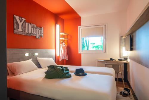 Habitación Doble Estándar - 2 camas del hotel ibis budget Amsterdam Airport. Foto 7