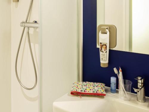 Habitación Doble Estándar del hotel ibis budget Amsterdam Airport. Foto 5