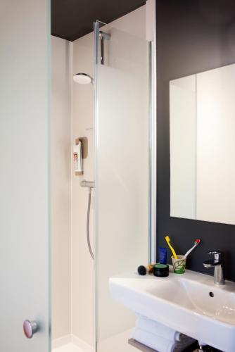 Habitación Doble Estándar del hotel ibis budget Amsterdam Airport. Foto 7