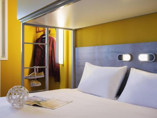 Habitación Estándar con 1 cama doble y 1 litera del hotel ibis budget Amsterdam Airport. Foto 8