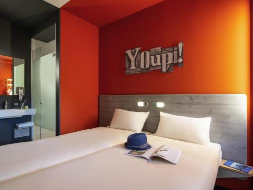 Habitación Doble Estándar - 2 camas del hotel ibis budget Amsterdam Airport. Foto 8