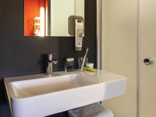 Habitación Doble Estándar - 2 camas del hotel ibis budget Amsterdam Airport. Foto 9