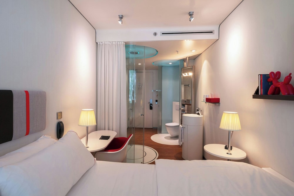 Habitación, 1 cama de matrimonio grande del hotel Citizenm Schiphol Airport. Foto 5