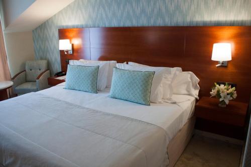 Habitación Doble con cama supletoria y acceso al spa del hotel Carlos I Silgar. Foto 9