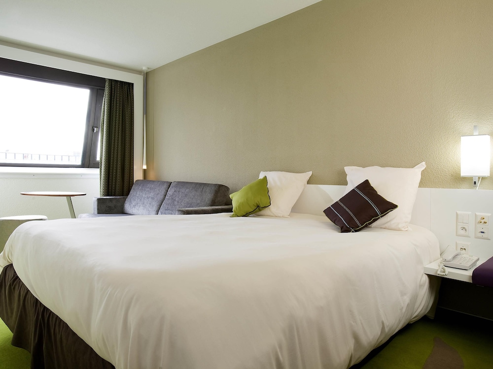 Habitación Standard con cama doble y sofá cama del hotel Ibis Styles Bordeaux Aeroport
