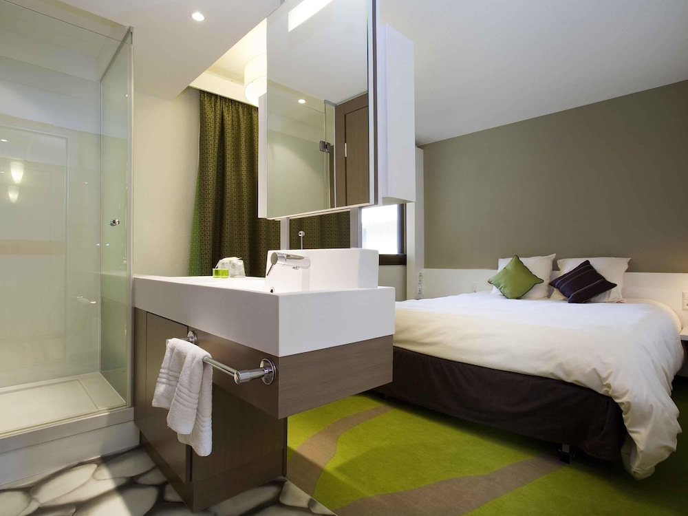 Habitación Standard con cama doble y sofá cama del hotel Ibis Styles Bordeaux Aeroport. Foto 3
