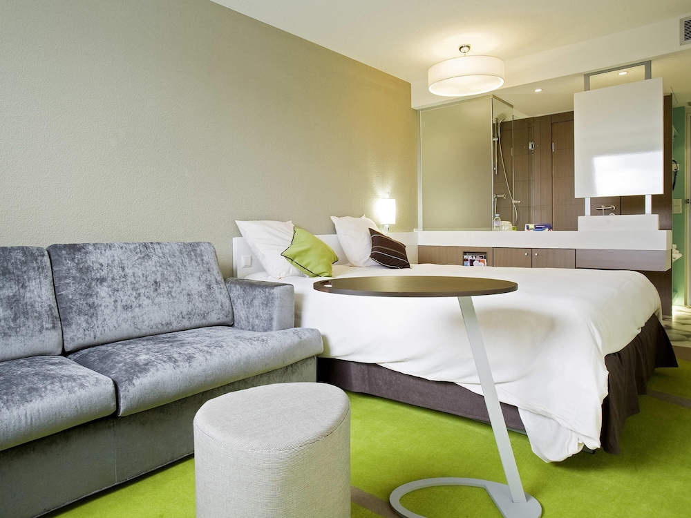 Habitación Standard con cama doble y sofá cama del hotel Ibis Styles Bordeaux Aeroport. Foto 4