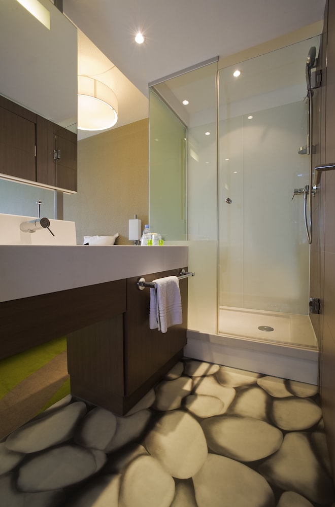 Habitación Standard con cama doble y sofá cama del hotel Ibis Styles Bordeaux Aeroport. Foto 5