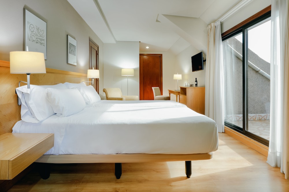 Habitación estándar, terraza del hotel Hesperia Vigo. Foto 1