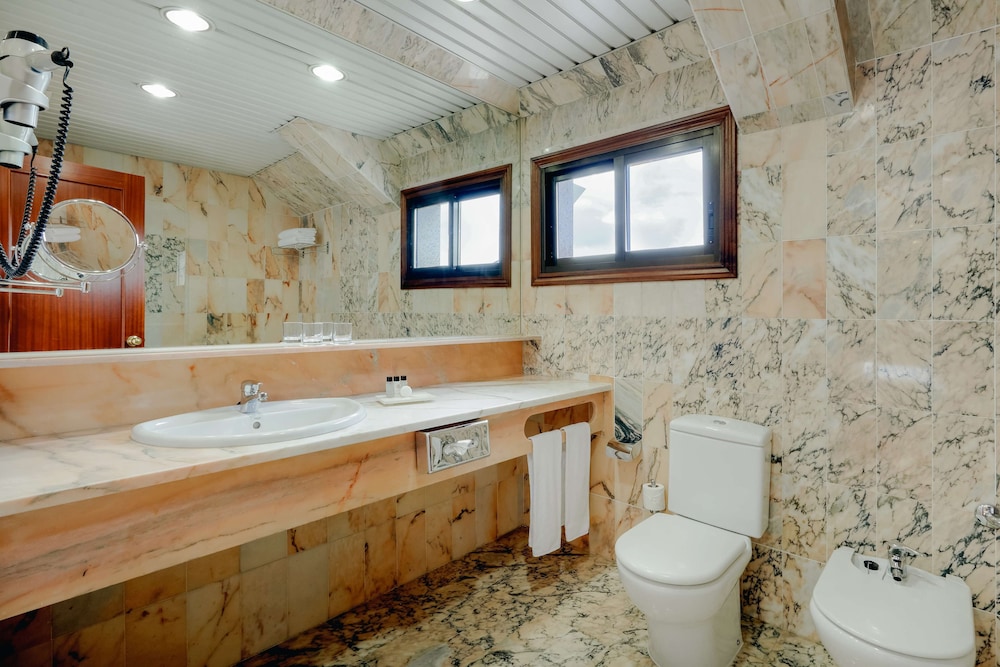 Habitación estándar, terraza del hotel Hesperia Vigo. Foto 5