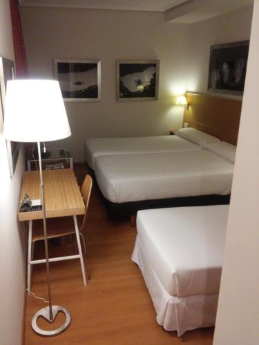 Habitación Triple del hotel Sercotel Tres Luces. Foto 1