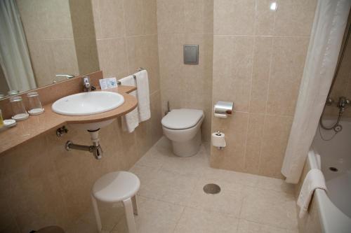 Habitación Triple del hotel Sercotel Tres Luces. Foto 3