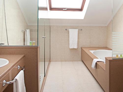 Junior suite 1 Cama king Sofá Cama incluido Normal del hotel Sercotel Tres Luces. Foto 8