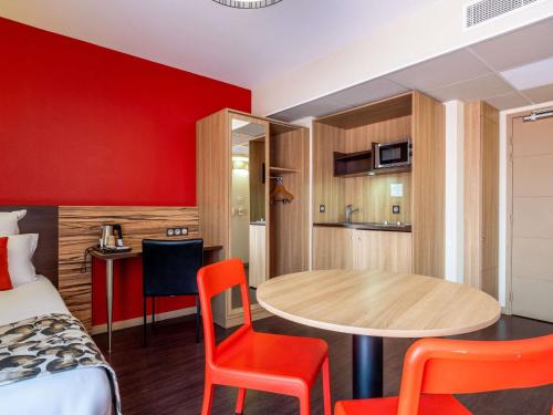 Estudio Triple del hotel Aparthotel Adagio Lyon Patio Confluence. Foto 4