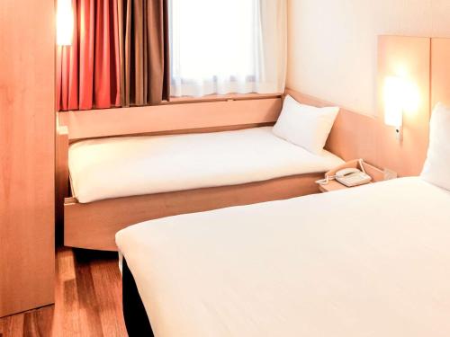 Habitación Triple Estándar del hotel Ibis Lyon Gare La Part Dieu. Foto 1