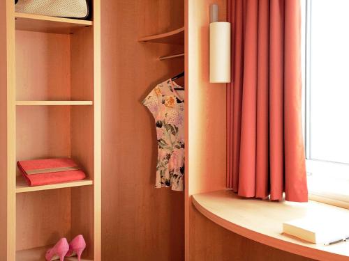 Habitación Triple Estándar del hotel Ibis Lyon Gare La Part Dieu. Foto 4