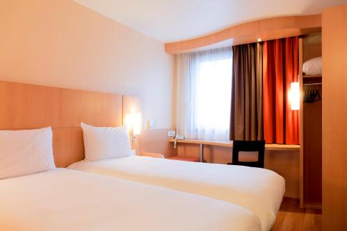 Dos habitaciones contiguas del hotel Ibis Lyon Gare La Part Dieu. Foto 1