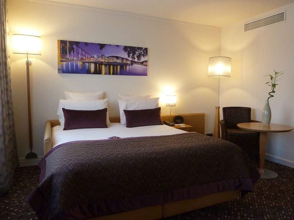 Habitación Privilegio - 1 cama doble y 1 sofá - cama del hotel Mercure Lyon Charbonnieres. Foto 1