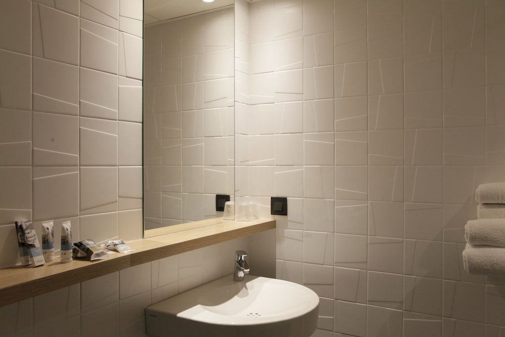 Habitación Superior - 1 cama doble del hotel Mercure Lyon Charbonnieres. Foto 10