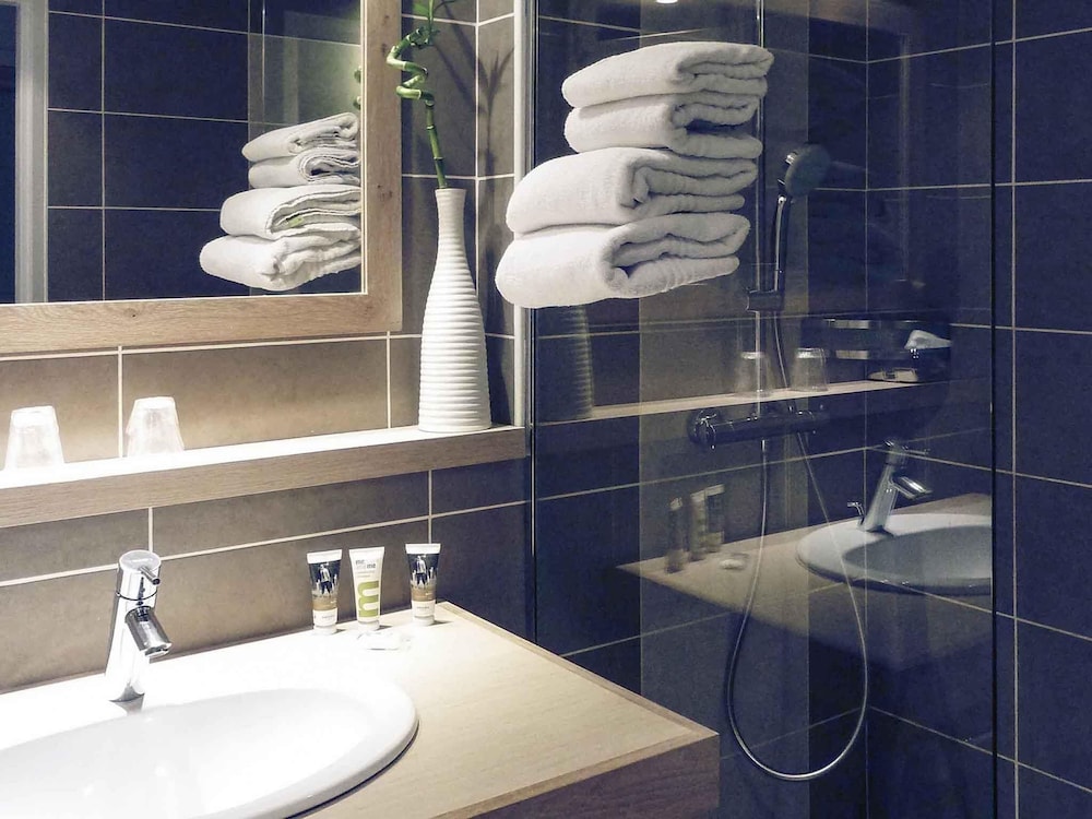 Habitación Clásica - 1 cama doble del hotel Mercure Lyon Charbonnieres. Foto 7