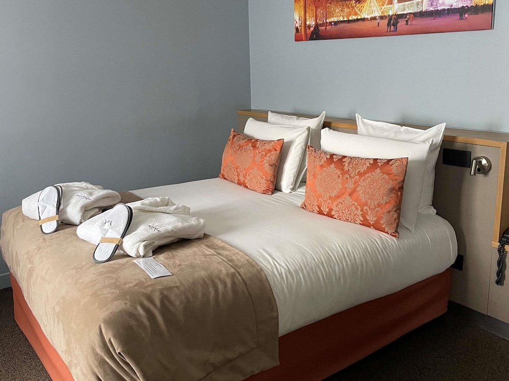 Habitación Privilegio - 1 cama doble y 1 sofá - cama del hotel Mercure Lyon Charbonnieres