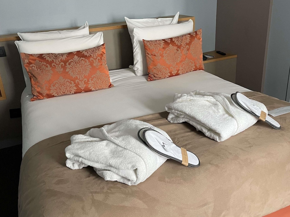 Habitación Privilegio - 1 cama doble y 1 sofá - cama del hotel Mercure Lyon Charbonnieres. Foto 5