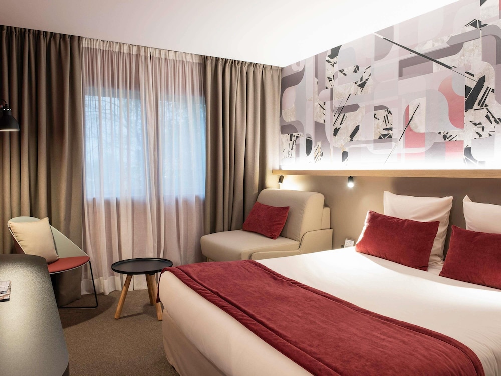 Habitación superior con 1 cama doble + 1 sofá - cama para 1 persona del hotel Mercure Lyon Charbonnieres