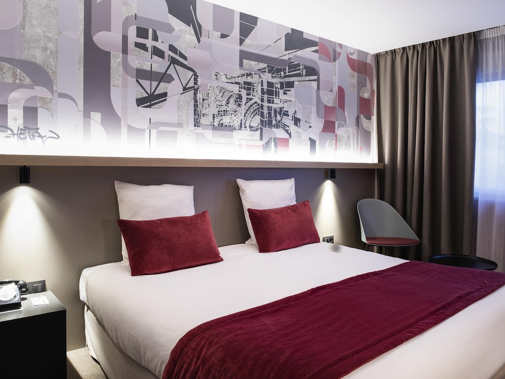 Habitación superior con 1 cama doble + 1 sofá - cama para 1 persona del hotel Mercure Lyon Charbonnieres. Foto 2