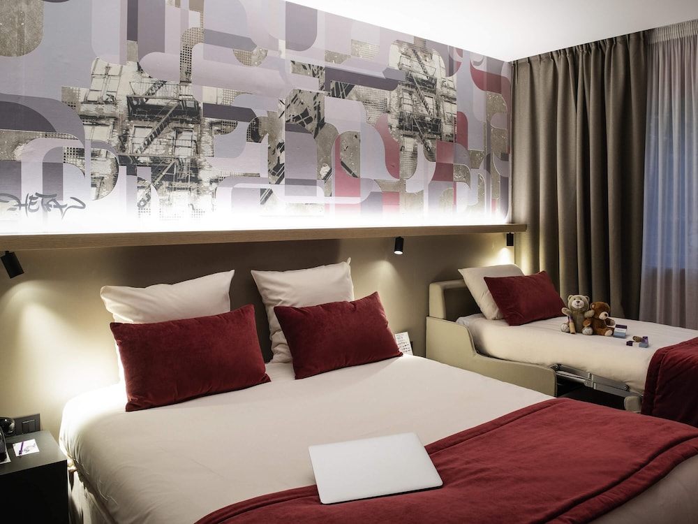 Habitación superior con 1 cama doble + 1 sofá - cama para 1 persona del hotel Mercure Lyon Charbonnieres. Foto 5