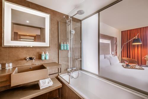 Habitación Doble Clásica con sofá cama del hotel Novotel Lyon Confluence. Foto 1