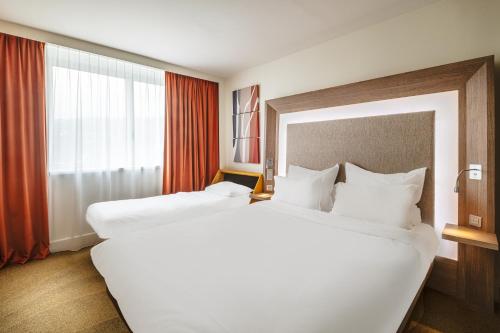 Habitación Doble Clásica con sofá cama del hotel Novotel Lyon Confluence. Foto 2