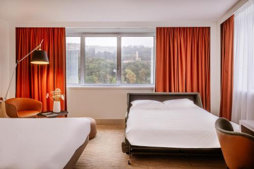 Habitación Doble Executive con sofá cama del hotel Novotel Lyon Confluence. Foto 4