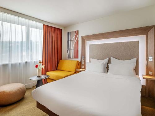 Habitación Doble Clásica con sofá cama del hotel Novotel Lyon Confluence. Foto 3