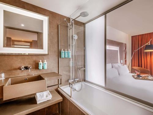 Habitación Doble Clásica con sofá cama del hotel Novotel Lyon Confluence. Foto 4