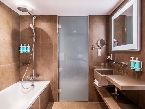 Habitación Doble Executive con sofá cama del hotel Novotel Lyon Confluence. Foto 8