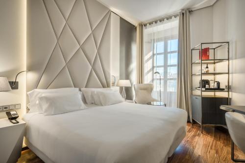 Habitación Superior con vistas del hotel NH Salamanca Palacio de Castellanos. Foto 10