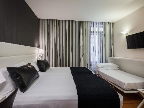 Habitación triple del hotel Catalonia Plaza Mayor Salamanca. Foto 1