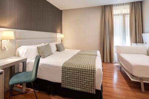 Habitación Triple del hotel Catalonia Plaza Mayor Salamanca. Foto 2