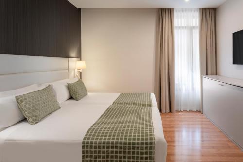 Habitación Triple del hotel Catalonia Plaza Mayor Salamanca. Foto 4