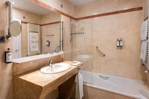 Habitación Triple del hotel Catalonia Plaza Mayor Salamanca. Foto 5
