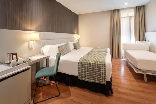 Habitación Triple del hotel Catalonia Plaza Mayor Salamanca. Foto 6