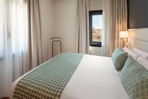 Habitación Doble Superior con terraza - 1 o 2 camas del hotel Catalonia Plaza Mayor Salamanca. Foto 3