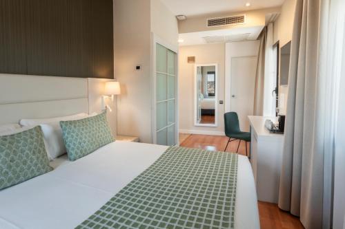 Habitación Doble Superior con terraza - 1 o 2 camas del hotel Catalonia Plaza Mayor Salamanca. Foto 4